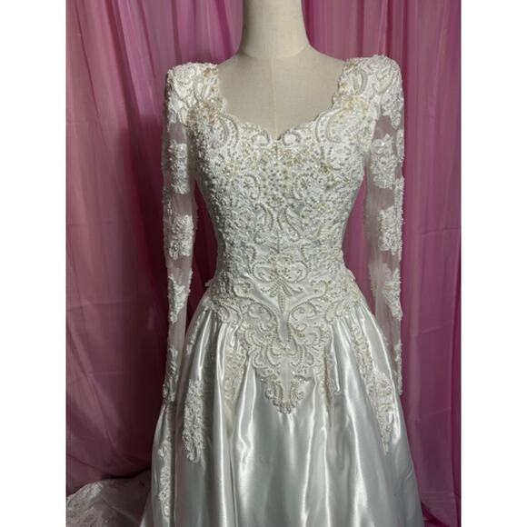 Vintage Venus Long Sleeved Wedding Dress With Detachable Train Size 10W - Picture 4 of 9